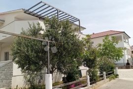 VODICE PREKRASNA KUĆA SA TRI STAMBENE JEDINICE, Vodice, Ev