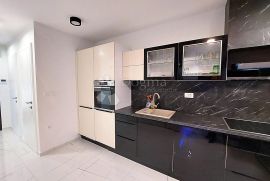 EKSLUZIVAN APARTMAN U PRIZEMLJU SA BAZENOM, 70M OD MORA, Omišalj, Wohnung