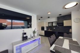 EKSLUZIVAN APARTMAN U PRIZEMLJU SA BAZENOM, 70M OD MORA, Omišalj, Wohnung