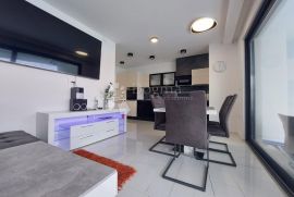 EKSLUZIVAN APARTMAN U PRIZEMLJU SA BAZENOM, 70M OD MORA, Omišalj, Flat