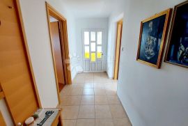 MALINSKA, KUĆA SA 3 APARTMANA 70 M OD MORA, Malinska-Dubašnica, Kuća