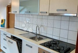 Stan u potkrovlju zgrade, Solin, Solin, Appartment