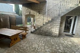 PREDIVNA NOVO UREĐENA KAMENA KUĆA, Marčana, Casa