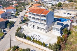 TROGIR-SEGET DONJI MINI HOTEL S MOGUĆNOSTI GRADNJE JOŠ JEDNOG SLIČNOG OBJEKTA !!!, Seget, Propriété commerciale