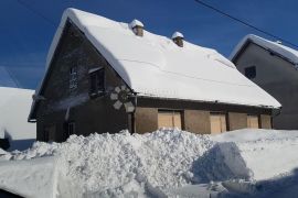 Kuća s imanjem u srcu Gorskog Kotra, Ravna Gora, Дом