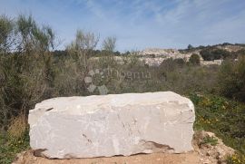 IZVRSNA POSLOVNA PRILIKA - EKSPLOATACIJSKO POLJE NA BRAČU, Nerežišća, Земля