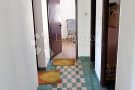 Škurinje - lijepa etaža sa garažom i pogledom, Rijeka, Appartement