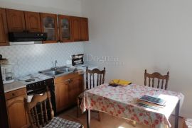 Škurinje - lijepa etaža sa garažom i pogledom, Rijeka, Appartement