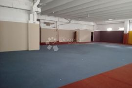 Prostran poslovni prostor 1100m2 PULA, Pula, Propriedade comercial