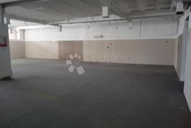 Prostran poslovni prostor 1100m2 PULA, Pula, Propriedade comercial