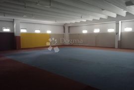 Prostran poslovni prostor 1100m2 PULA, Pula, Propriedade comercial