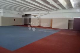 Prostran poslovni prostor 1100m2 PULA, Pula, Propriedade comercial