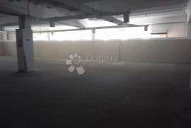 Prostran poslovni prostor 1100m2 PULA, Pula, Propriedade comercial