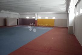 Prostran poslovni prostor 1100m2 PULA, Pula, Propriedade comercial