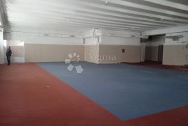 Prostran poslovni prostor 1100m2 PULA, Pula, Propriedade comercial