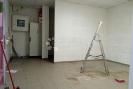 Poslovni prostor na frekventnoj lokaciji-PULA (240M2), Pula, Propriedade comercial