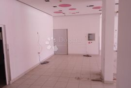 Poslovni prostor na frekventnoj lokaciji-PULA (240M2), Pula, Propriedade comercial