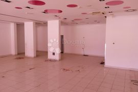 Poslovni prostor na frekventnoj lokaciji-PULA (240M2), Pula, Propriedade comercial