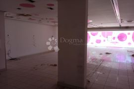 Poslovni prostor na frekventnoj lokaciji-PULA (240M2), Pula, Propriedade comercial