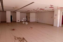 Poslovni prostor na frekventnoj lokaciji-PULA (240M2), Pula, Propriedade comercial