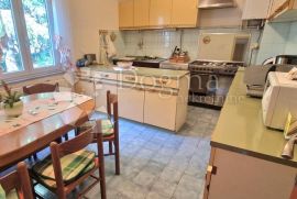 ETAŽA KUĆE + OKUĆNICA + POMOĆNI OBJEKT S 2 GARAŽE, Matulji, Apartamento