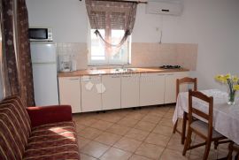 KUĆA SA 4 APARTMANA 400 m OD MORA, Vodnjan, Ev