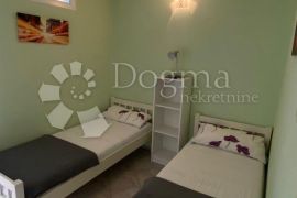 KUĆA S 6 APARTMANA S POGLEDOM NA MORE - GREBAŠTICA, Šibenik - Okolica, Σπίτι