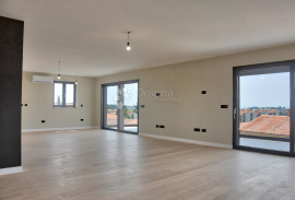 EKSLUZIVAN PENTHOUSE SA GARAŽOM I POGLEDOM NA MORE I GRAD -stan E, Poreč, Kвартира