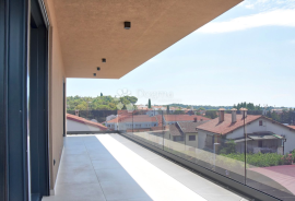 EKSLUZIVAN PENTHOUSE SA GARAŽOM I POGLEDOM NA MORE I GRAD -stan E, Poreč, Kвартира