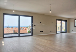 EKSLUZIVAN PENTHOUSE SA GARAŽOM I POGLEDOM NA MORE I GRAD -stan E, Poreč, Kвартира