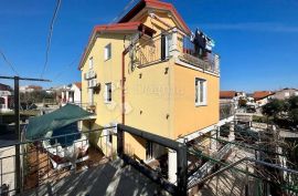 BILICE (ŠIBENIK) –APARTMANSKA KUĆA 100 M OD MORA, Šibenik - Okolica, بيت