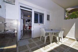 TRIBUNJ APARTMANSKA VILA NA SAMOJ PLAŽI, Tribunj, Maison