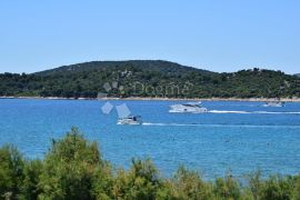 TRIBUNJ APARTMANSKA VILA NA SAMOJ PLAŽI, Tribunj, Maison