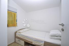 TRIBUNJ APARTMANSKA VILA NA SAMOJ PLAŽI, Tribunj, Maison