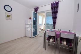 TRIBUNJ APARTMANSKA VILA NA SAMOJ PLAŽI, Tribunj, Maison