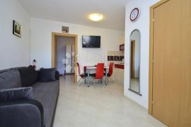 TRIBUNJ APARTMANSKA VILA NA SAMOJ PLAŽI, Tribunj, Maison