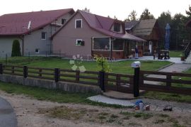 Plitvička jezera - imanje sa tri kuće i bazenom, Plitvička Jezera, House