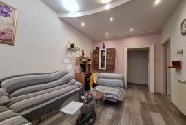 PRILIKA! 2 STANA 2S+DB I 1S+DB SA ZASEBNIM ULAZIMA, 1. KAT, Pula, Apartamento