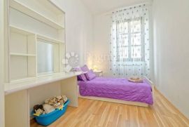 PRILIKA! 2 STANA 2S+DB I 1S+DB SA ZASEBNIM ULAZIMA, 1. KAT, Pula, Apartamento