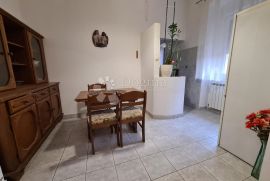 PRILIKA! 2 STANA 2S+DB I 1S+DB SA ZASEBNIM ULAZIMA, 1. KAT, Pula, Apartamento