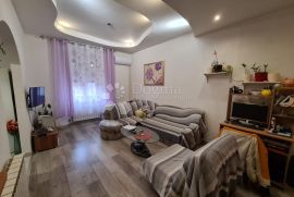 PRILIKA! 2 STANA 2S+DB I 1S+DB SA ZASEBNIM ULAZIMA, 1. KAT, Pula, Apartamento