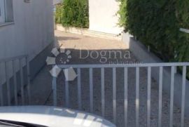 Kuća 400m2 sa 8 apartmana u blizini mora. Prilika!, Vodice, Casa