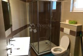 ROGOZNICA APARTMANSKA VILA S BAZENOM NA ODLIČNOJ LOKACIJI, Rogoznica, بيت