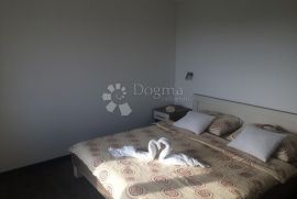 ROGOZNICA APARTMANSKA VILA S BAZENOM NA ODLIČNOJ LOKACIJI, Rogoznica, بيت