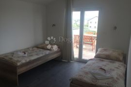 ROGOZNICA APARTMANSKA VILA S BAZENOM NA ODLIČNOJ LOKACIJI, Rogoznica, بيت