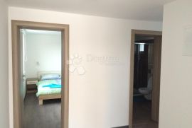 ROGOZNICA APARTMANSKA VILA S BAZENOM NA ODLIČNOJ LOKACIJI, Rogoznica, بيت