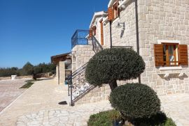 UNIKATNA LUKSUZNA VILA I HACIJENDA NA 45.000 M2, Vodice, Maison