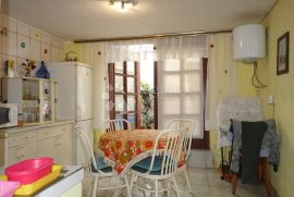 KUĆA SA 4 APARTMANA, SELCE, 300 m OD MORA, Crikvenica, Haus