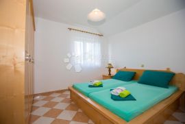 RAB - SAMOSTOJEĆA KUĆA 350m OD MORA - 6 APARTMANA, Rab, Famiglia