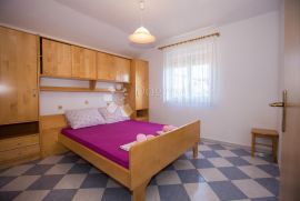 RAB - SAMOSTOJEĆA KUĆA 350m OD MORA - 6 APARTMANA, Rab, Famiglia